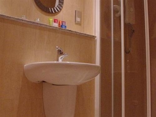 Gazelle Hotel メナイ・ブリッジ エクステリア 写真